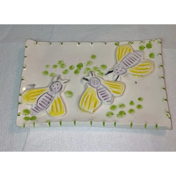 Adorable 3D bee dish pottery handmade  handPainted artist signed - Picture 3 of 4